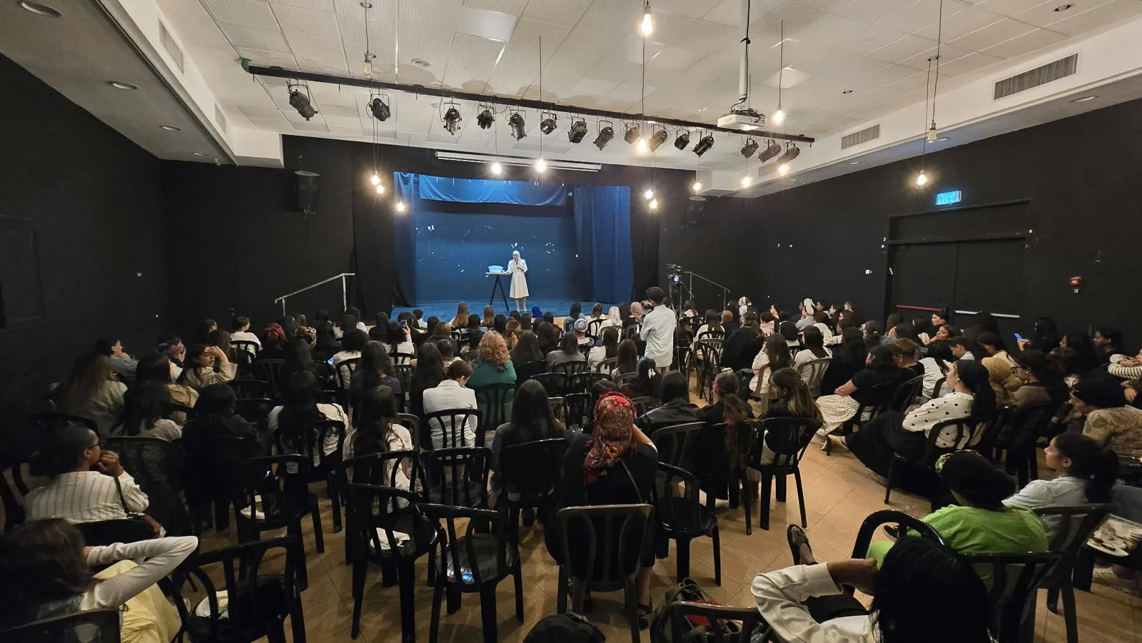 אולם מלא בנות בשיעור של הרבנית תאיר גולן